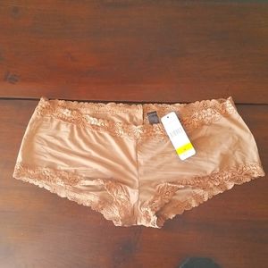 Natori NWT lace-trimmed nylon boyshort, sz M